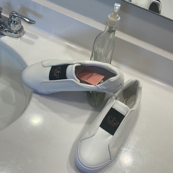 JUICY COUTURE (10M) WITH CROWN 👑 DESIGN ON FRONT AND BLACK STUDDS. VERY 🥰 - Picture 6 of 7